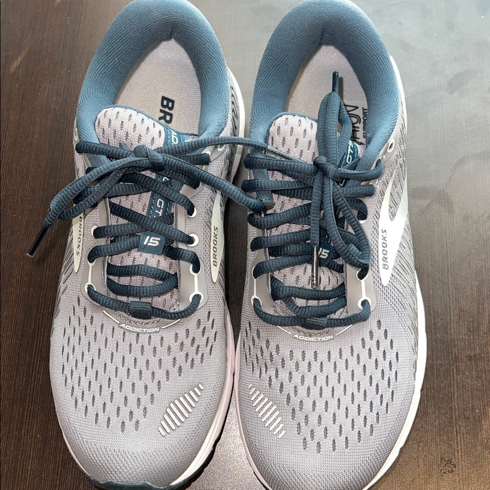 Brooks Gray and Teal Athletic Sneakers Size 9
Excellent condition